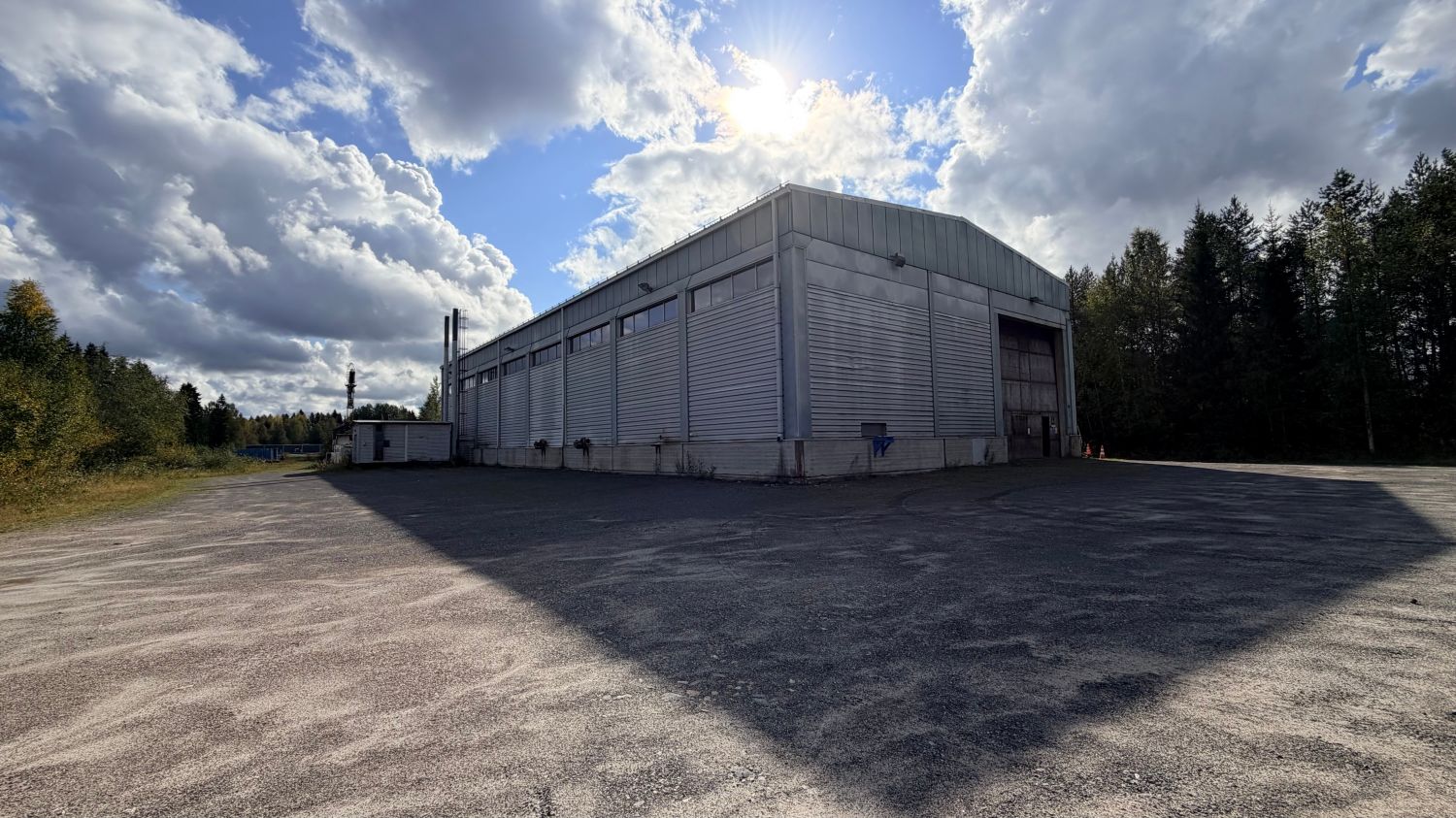 Vuokrattavana 1045 kem² hallitila ja siihen kuuluvat 188 m2 toimisto- ja sosiaalitilat.

Hallin molemmissa päädyissä 7x7...