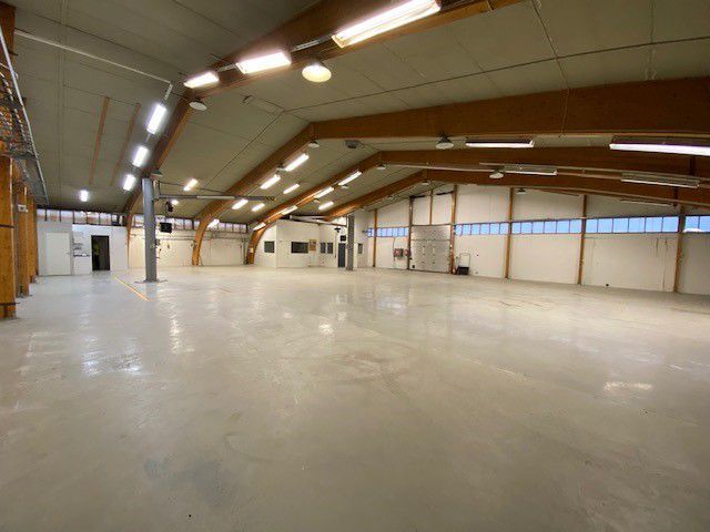 Vuokrataan oma erillinen varastorakennus huippupaikalta. Asfaltoitua pihatilaa 1500m²+.