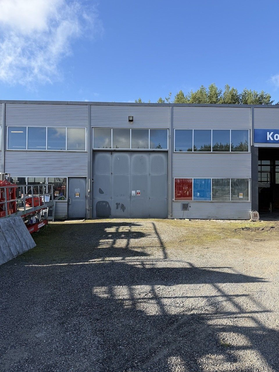 Vuokrattavana hyväkuntoinen, noin 157 m² maantason lämmin hallitila erinomaisella paikalla Raisiossa Kustavintien varrel...