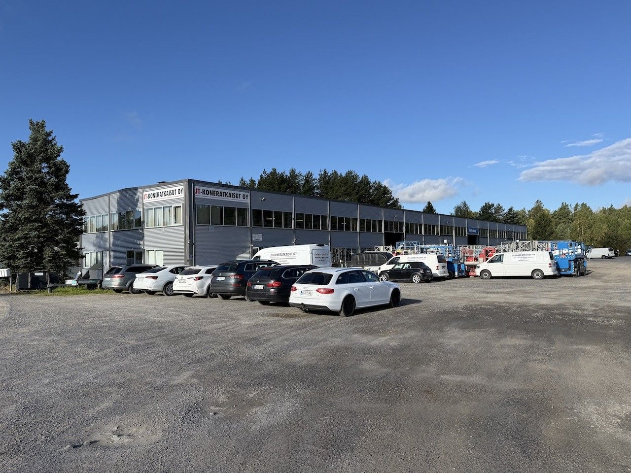 Vuokrattavana hyväkuntoinen, noin 157 m² maantason lämmin hallitila erinomaisella paikalla Raisiossa Kustavintien varrel...