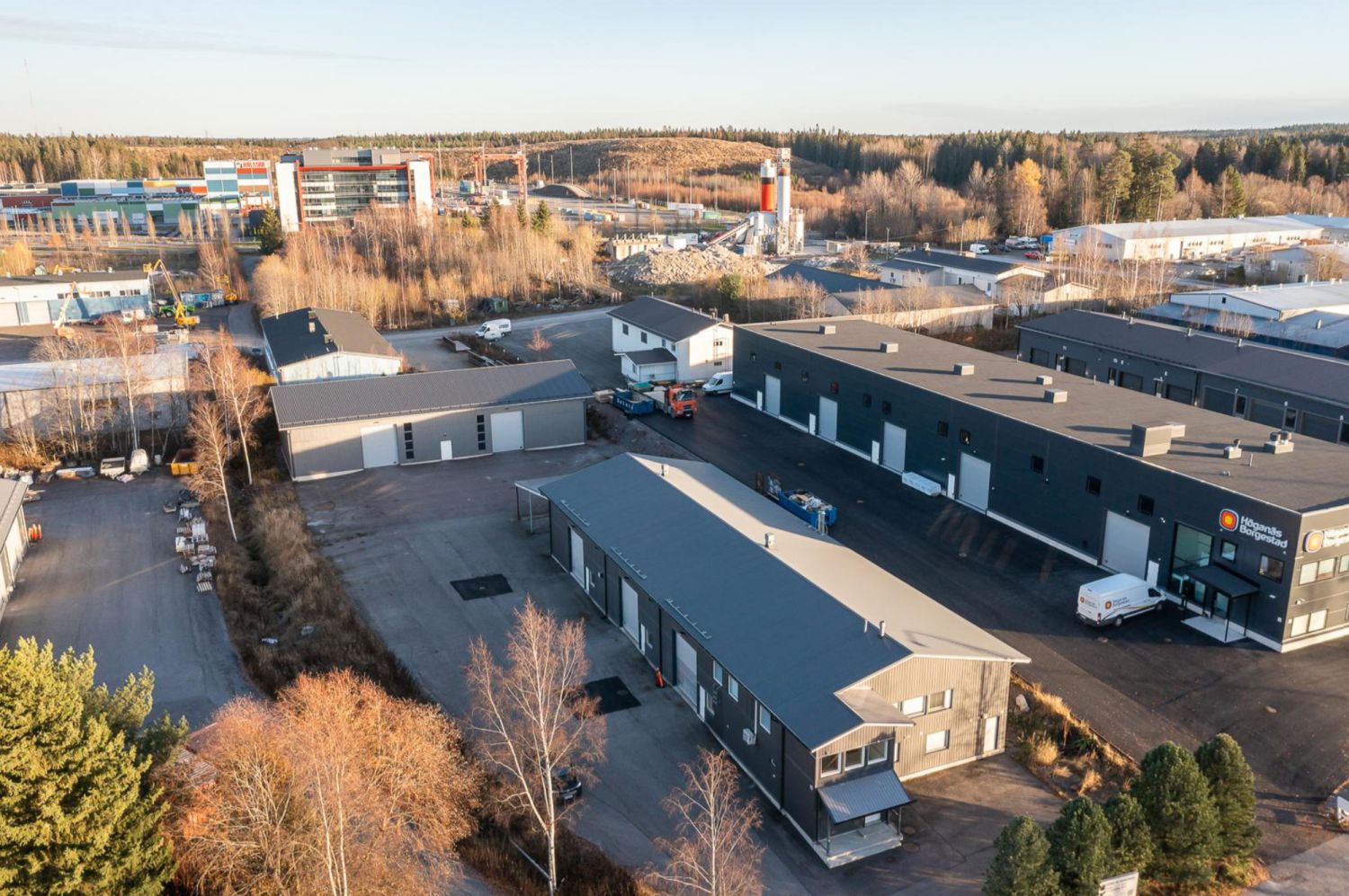 Lämmin halli 400m2 ja kylmä halli 410m2 Ruskossa