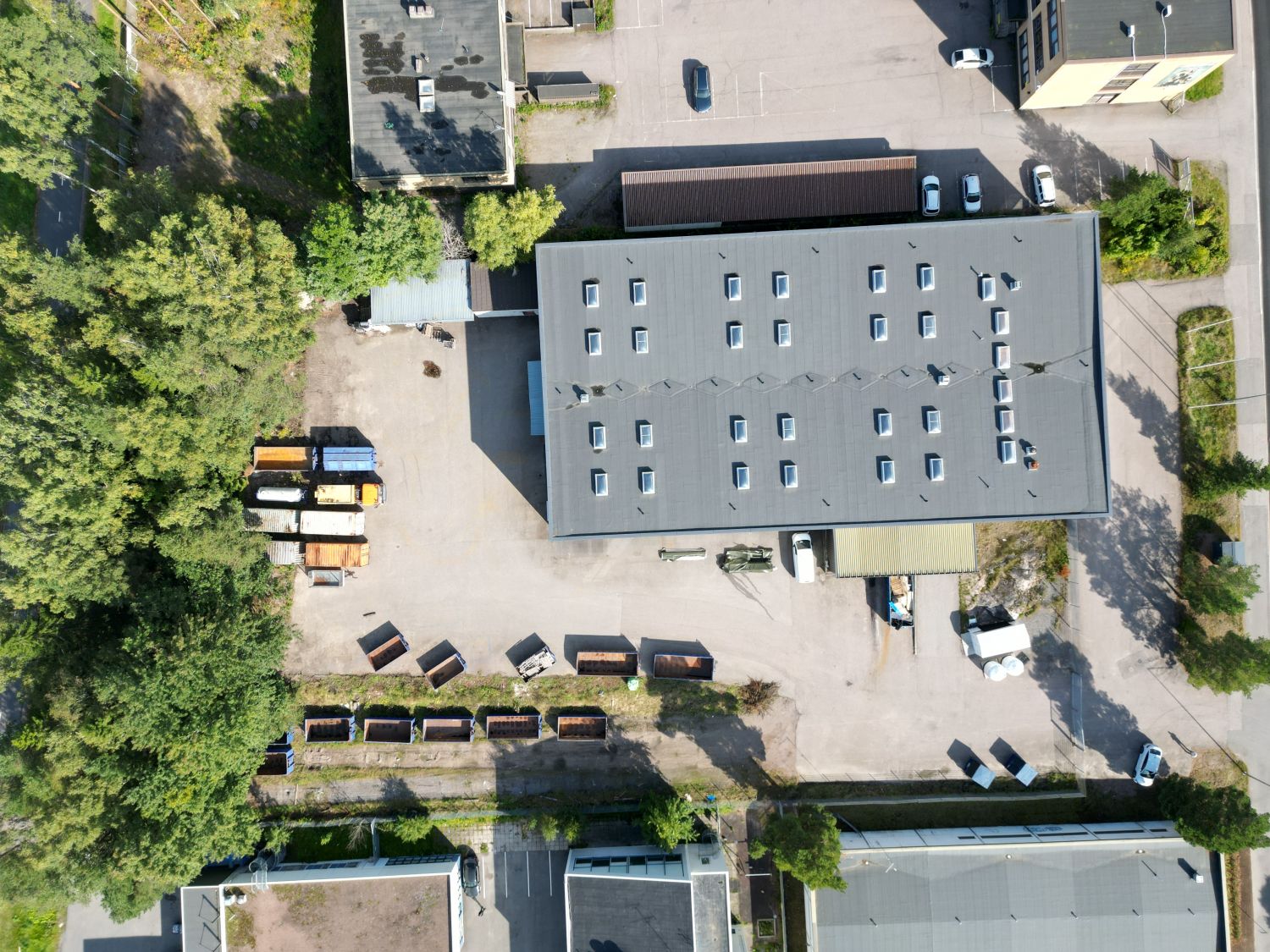 Tarjotaan vuokralle koko kiinteistö. Koko kiinteistön pinta-ala on noin 1.900 m2.Tontti 7.765 m2, aidattu ja pääosin asf...