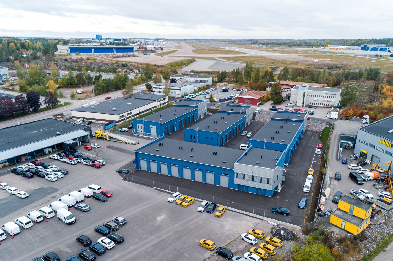 Kiitoradankuja, Vantaa

47m2 hallitila, sisäkorkeus 5m, nosto-ovi 3*4m.
Varustelu mm.
-lattiakaivo 
-voimavirta
-wc ja v...