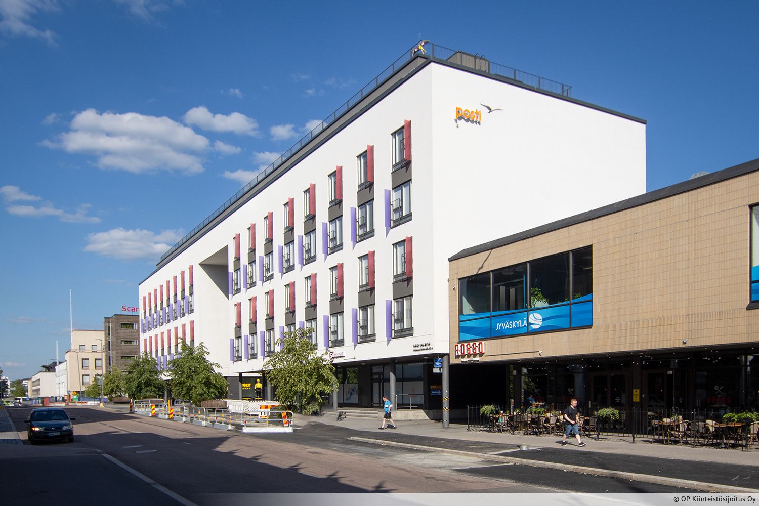 Vuokrataan liiketila erinomaisella sijainnilla Jyväskylän keskustassa. Tilassa avotilaa, keittiöllä varusteltu taukotila sekä wc:t. Toimitila on mahdollista jakaa kahdelle käyttäjälle. Kohde sijaitsee näkyvällä paikalla Jyväskylän ydinkeskustassa. 