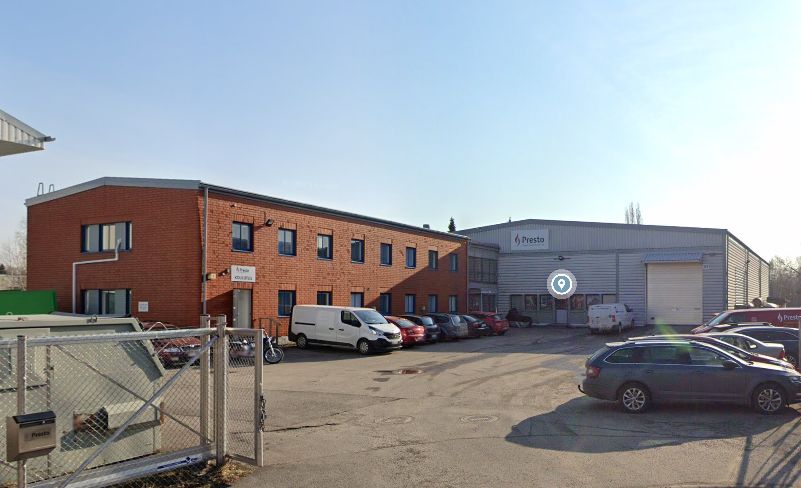 Vuokrataan 1560 m2 halli/varasto- sekä toimistotilaa Malmilta. Tilat jakaantuvat 1050 m2 korkeaan hallitilaan (hallin h: n. 5 m ja nosto-ovi n 4 m) sekä n. 500 m2 toimisto, showroom ja myymälätilaa. Toimistotilat kahdessa kerroksessa. Omassa käytössä oleva aidattu piha-alue.Lisätietoja: Mika / ...