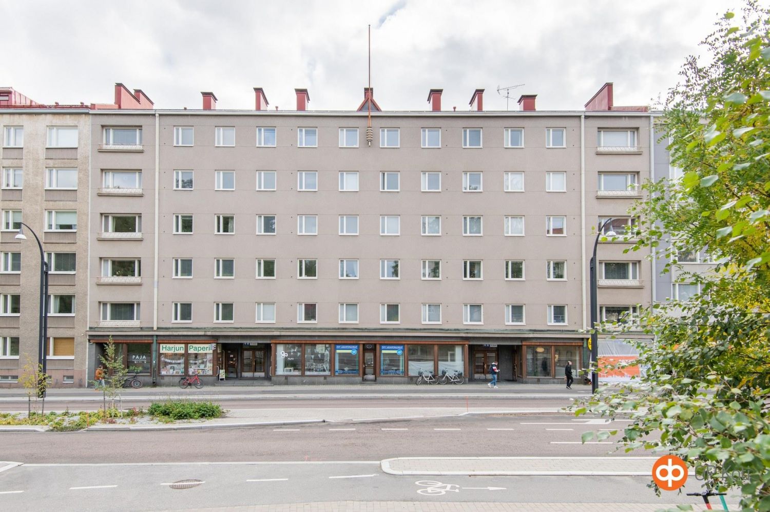 Paraatipaikalla yläkaupungilla katutason siistikuntoinen 55 m2 liiketila. Oma sisäänkäynti Yliopistonkadulta. Tila koost...