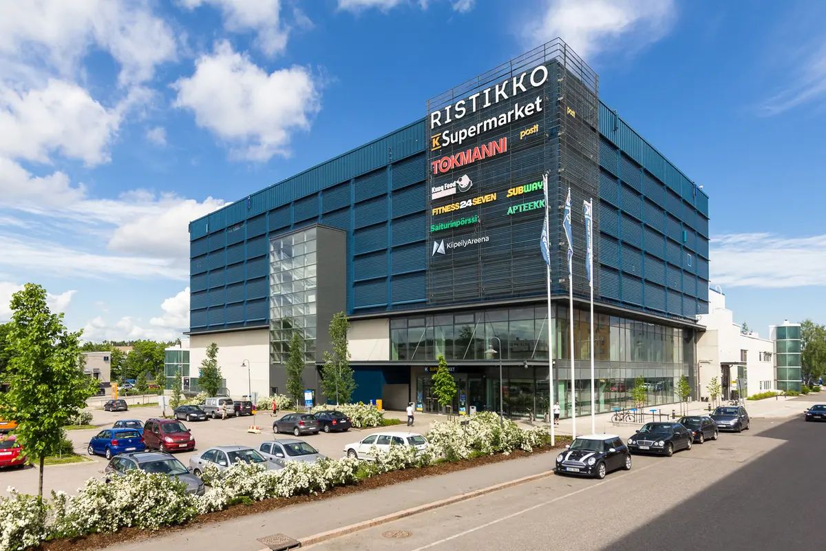 2. kerroksen 424 m²:n edustava liiketila kauppakeskus Ristikossa Ajomiehentiellä.