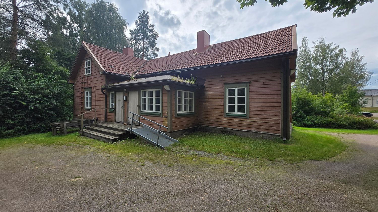Idyllinen hirsirakennus Keskusta Askola