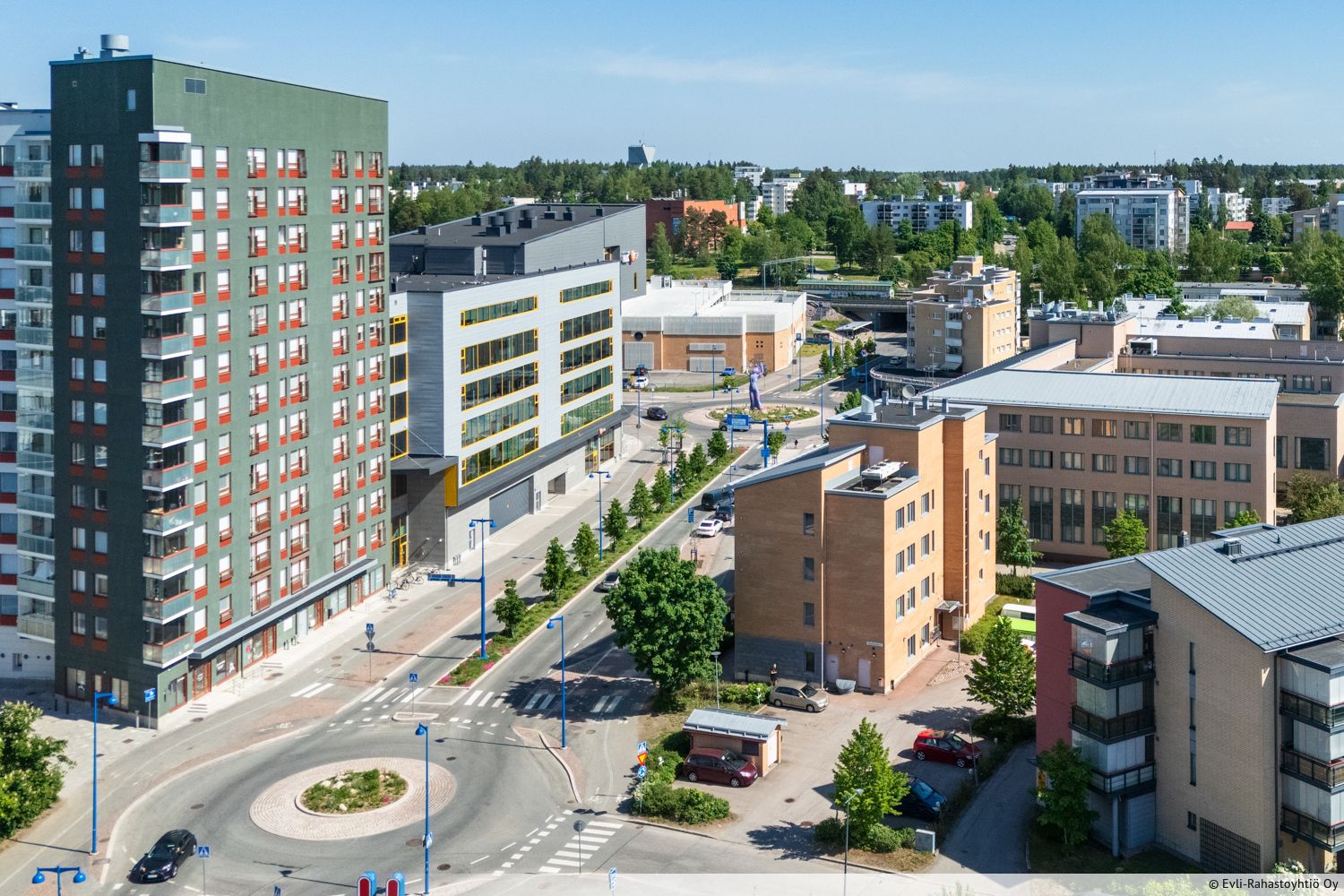 Järvenpään keskustasta vuokrattavissa siisti ja avara katutason liiketila. Tilassa on tilava myymäläalue sekä pieni toimistohuone. Keskeisen sijainnin ansiosta kohteelle on helppo saapua, ja kaikki keskustan palvelut ovat käytettävissä. Ota yhteyttä ja kysy lisätietoja!