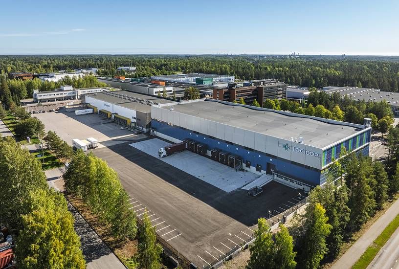 Korkeaa modernia varastotilaa n.3300m2 josta 12m korkeaa varastoa n. 2650m2 ja 6m korkeaa parvivarastoa n.650m2. Useita lastaustaskuja.