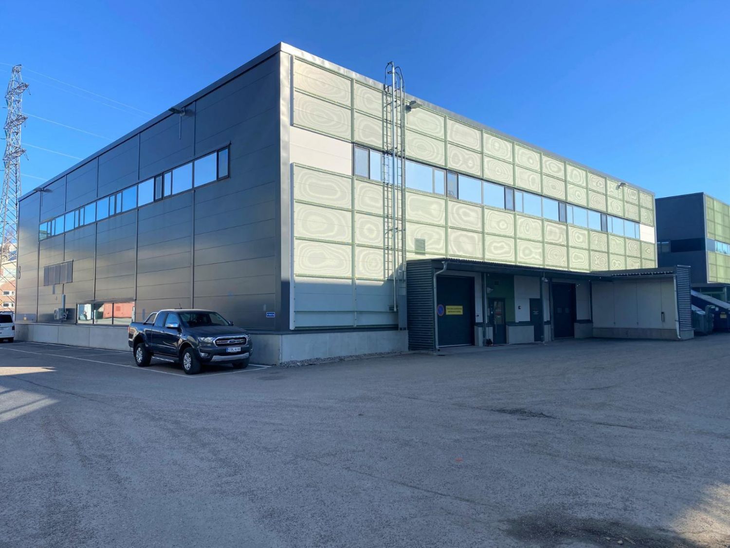 Vuokrattavana katutason 481 m² varasto- ja tuotantotila Vantaan Koivuhaassa. Tilassa on avotilan lisäksi pari erillistä huonetta, wc-tila, 3x3 metrinen nosto-ovi sekä noin 4 metriä huonekorkeutta. Pihalta-alueelta löytyy runsaasti pysököintipaikkoja sekä sähköautolatauspaikkoja.Kohde on valmistunu...