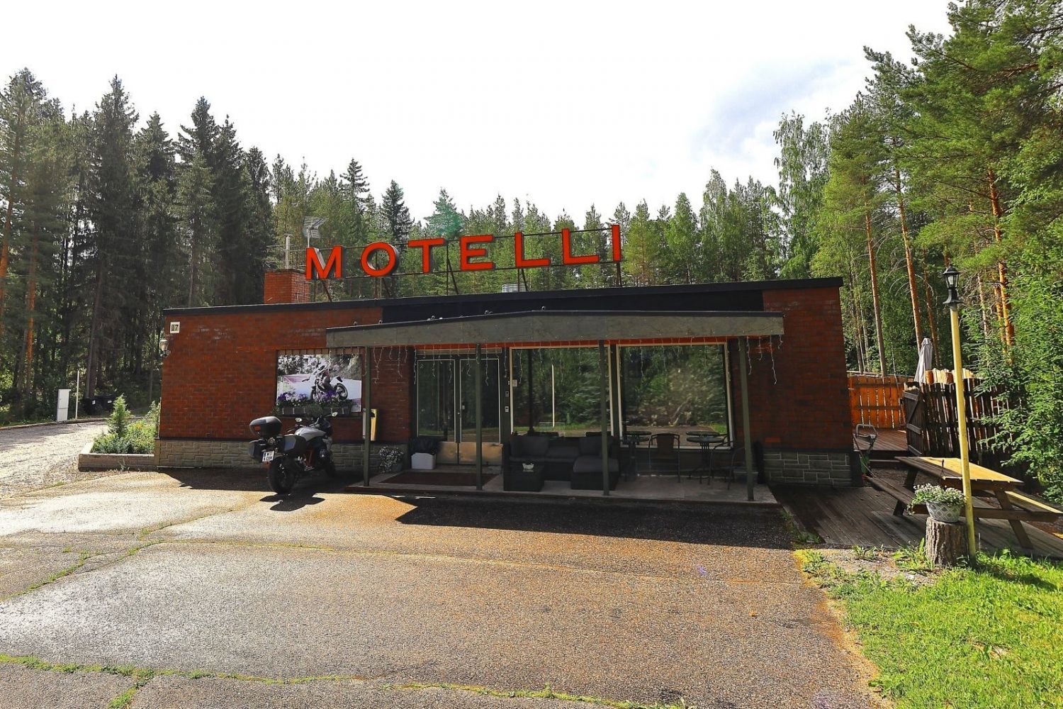Myydään hotelli Vesivehmaan alueella!