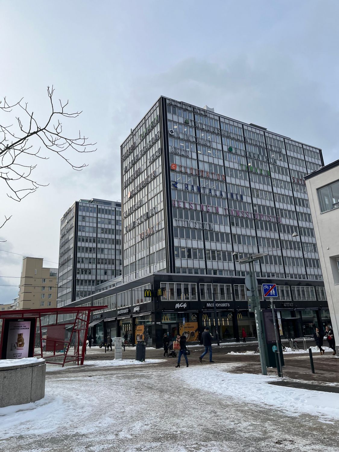 Autotalosta Kampista loistavalla sijainnilla vapautumassa 182,5m2 toimistotila. Tällä hetkellä tila on rouhean persoonal...