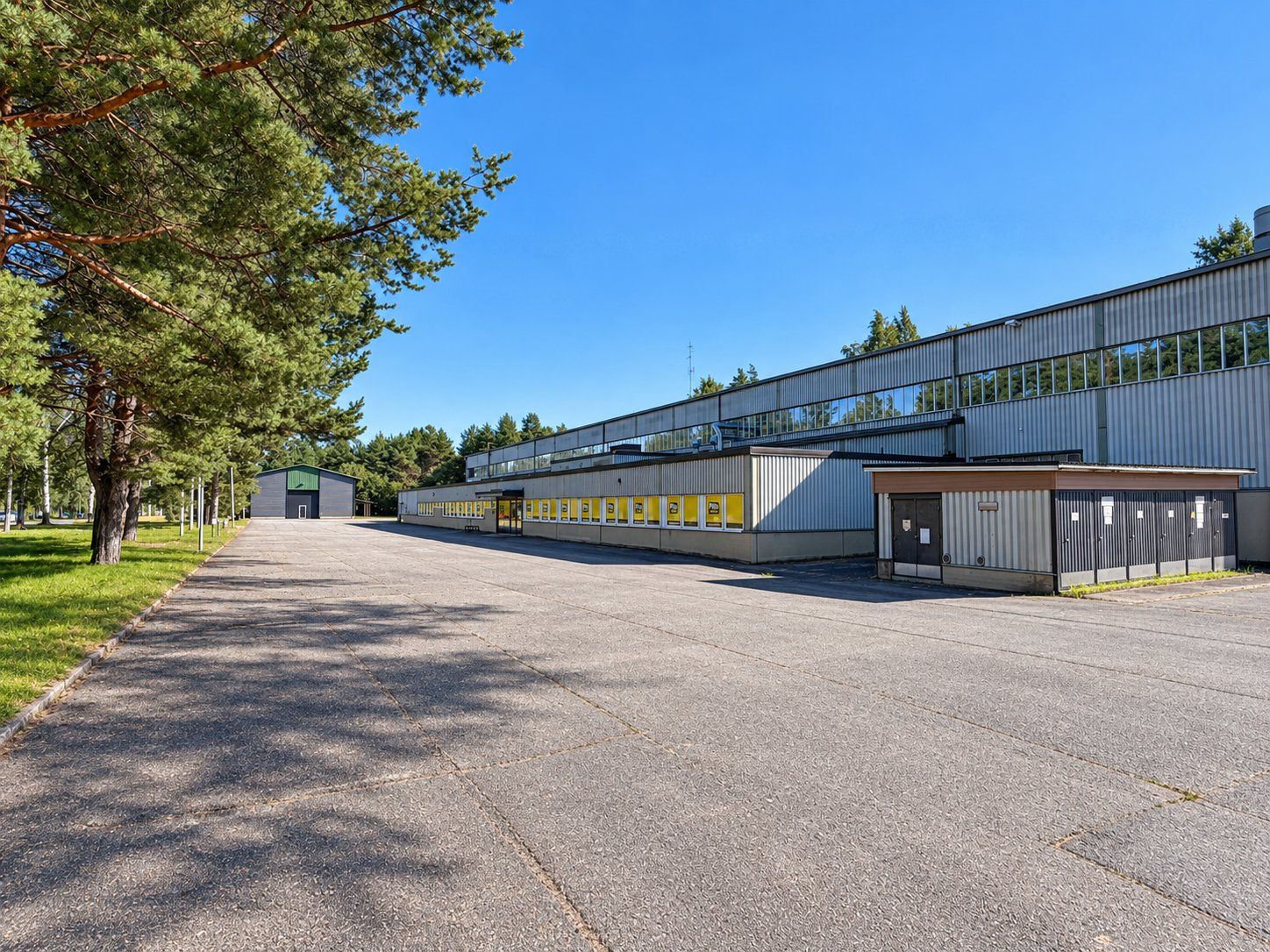 Porin Ulasoorissa, osoitteessa Ulasoorintie 14, on vuokrattavana noin **2 160 m² halli- ja toimistotilaa**. Kokonaisuus ...