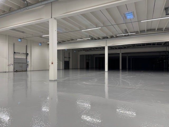5165 m²:n sisäänajettava maantason hallitila Vantaan Keimolassa.