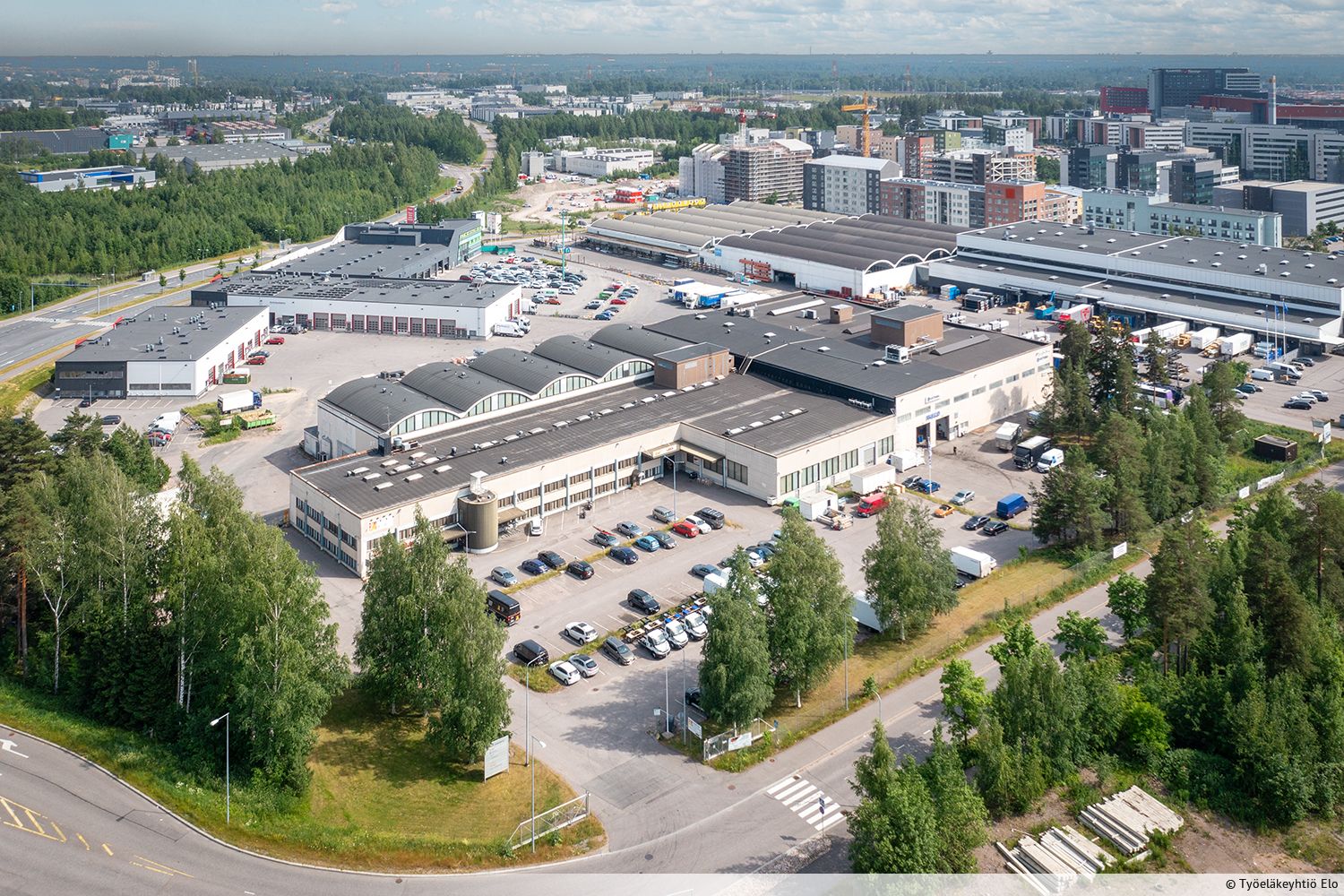 Vuokrattavana joustavasti 500–4 000 m² varastotilaa, jonka korkeus on 5–9,8 metriä. Tiloissa on lastaustaskut ja nosto-ovet, ja kiinteistön toisessa kerroksessa on lisäksi toimistotilaa.       Vantaan Robert Huberin tien monimuotoisesta logistiikka- ja varastokiinteistöstä pääset nopeasti matkaan, o...
