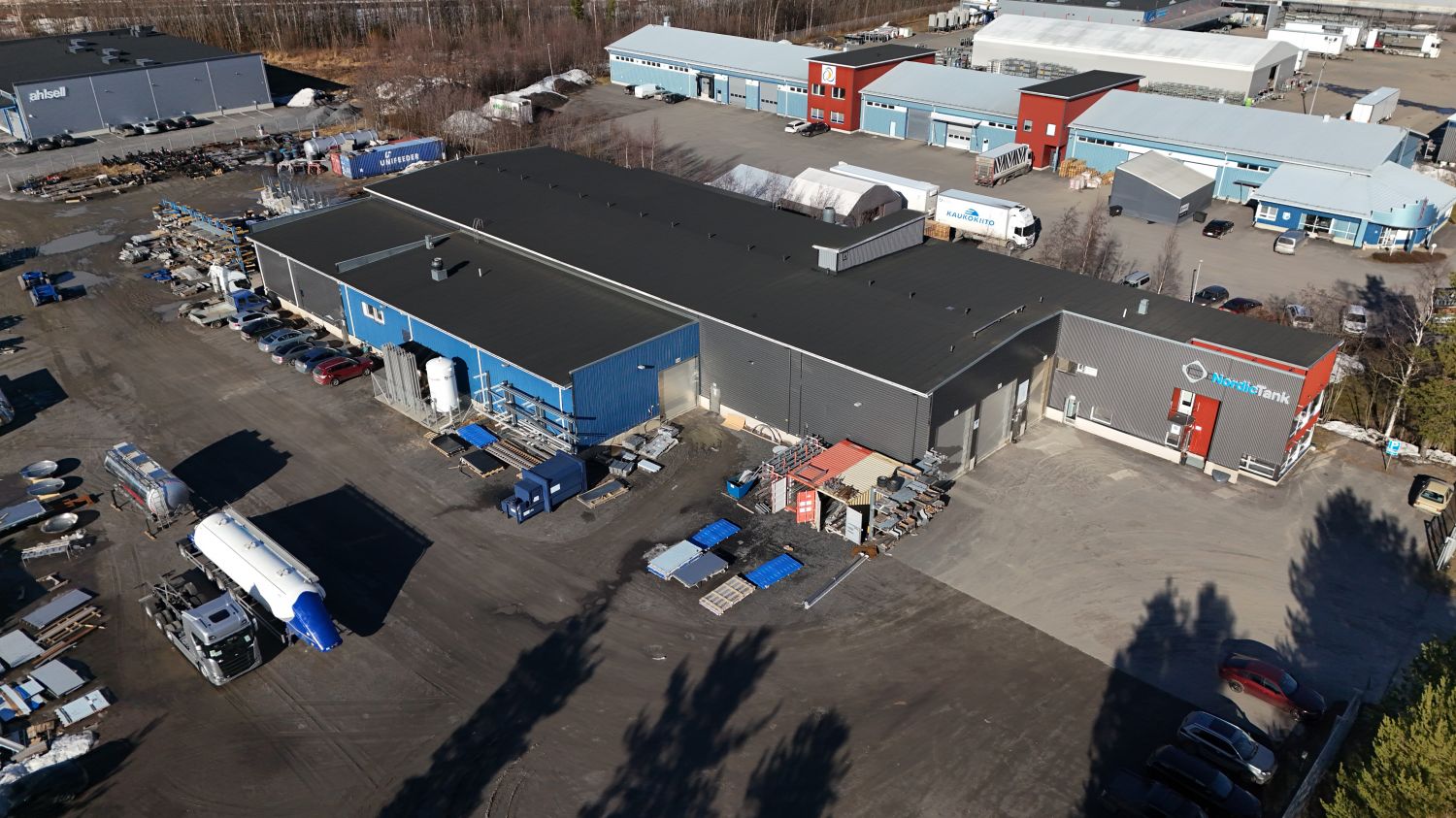 Myydään tai vuokrataan monien mahdollisuuksien kohde Oritkarista.

Rakennus koostuu noin 2000m2 läpiajettavasta tuotanto...