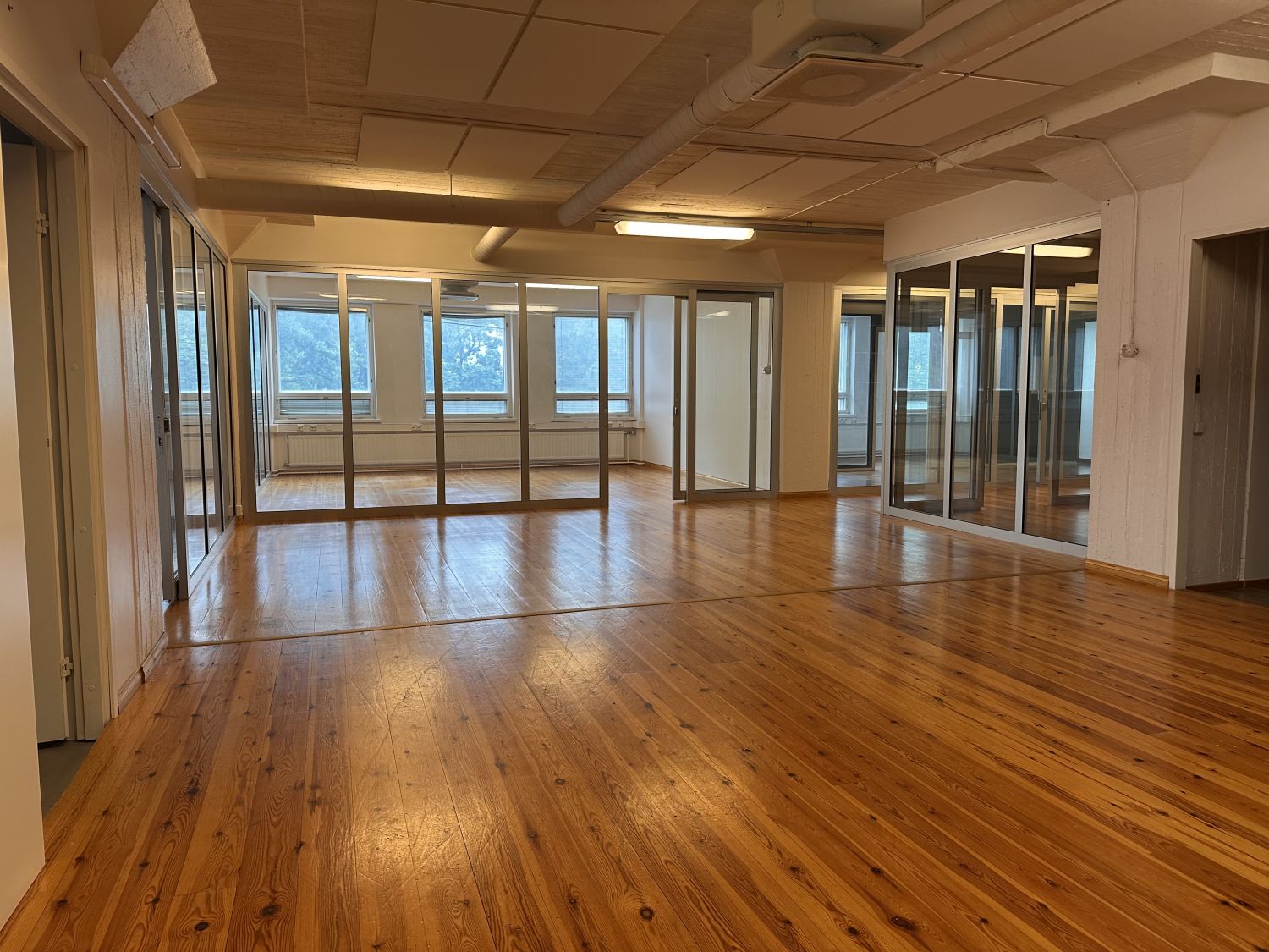 Vuokrattavana 450m2 persoonallinen toimistotila Helsingin Arabianrannassa. Tila sijaitsee kiinteistön kolmannessa kerrok...