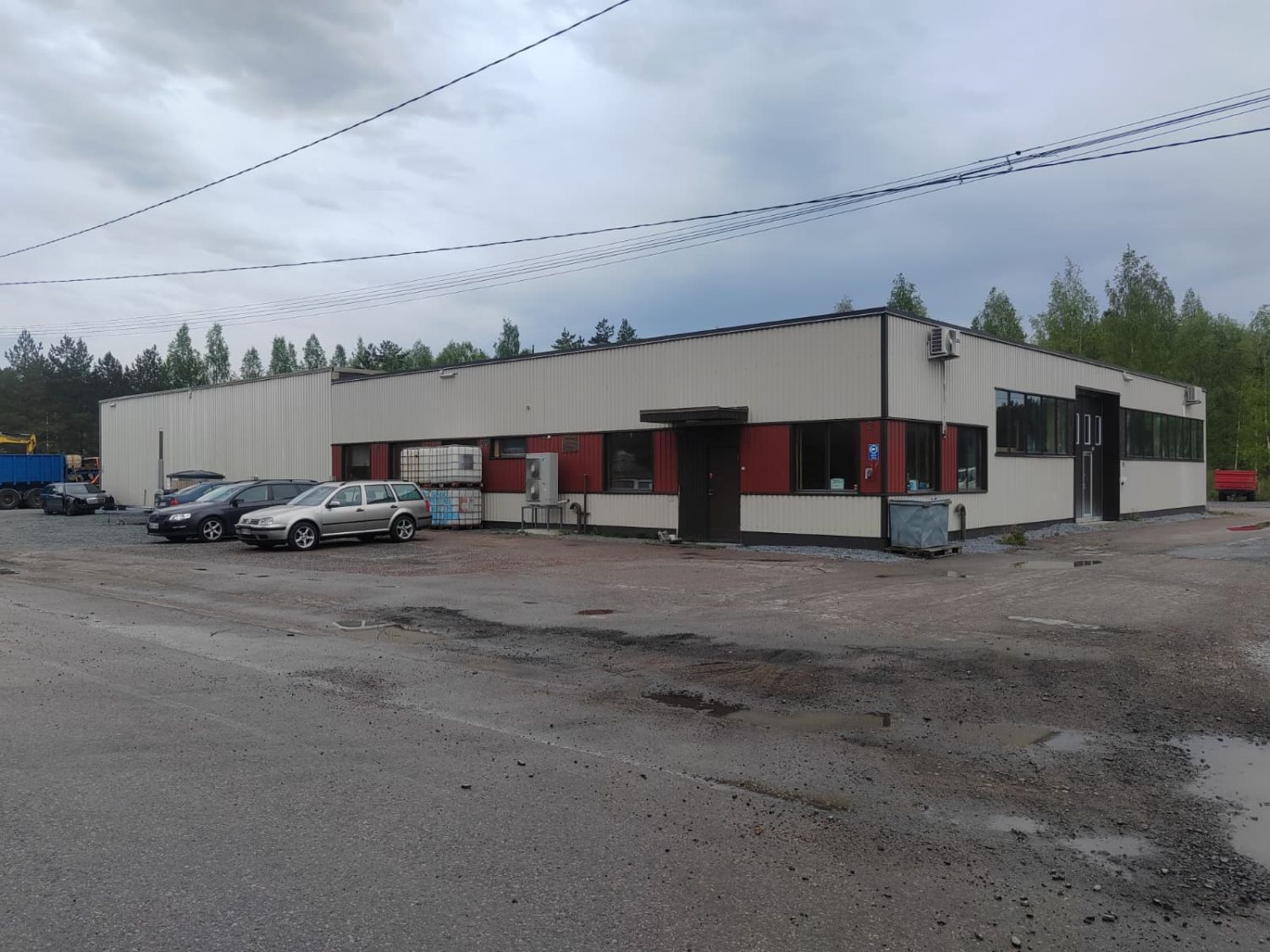 Teollisuushalli kunnostettu ja jaettu osiin 60-200 neliöisiin halleihin 6kpl ja 100neliötä toimisto, asunto  / sosiaalit...