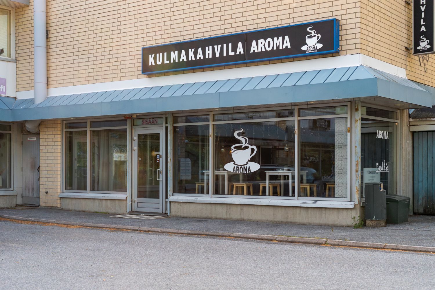 Muuramen keskustassa monikäyttöinen liiketila! Siistikuntoista liiketilaa hyvällä sijainnilla ja helpolla saavutettavuudella Muuramesta. Tila soveltuu niin kahvila- ja ravintolatoimintaan, kuin esimerkiksi myymäläksi tai toimitilaksi. Julkiset yhteydet kulkevat läheltä, S-Market vieressä ja parkki...