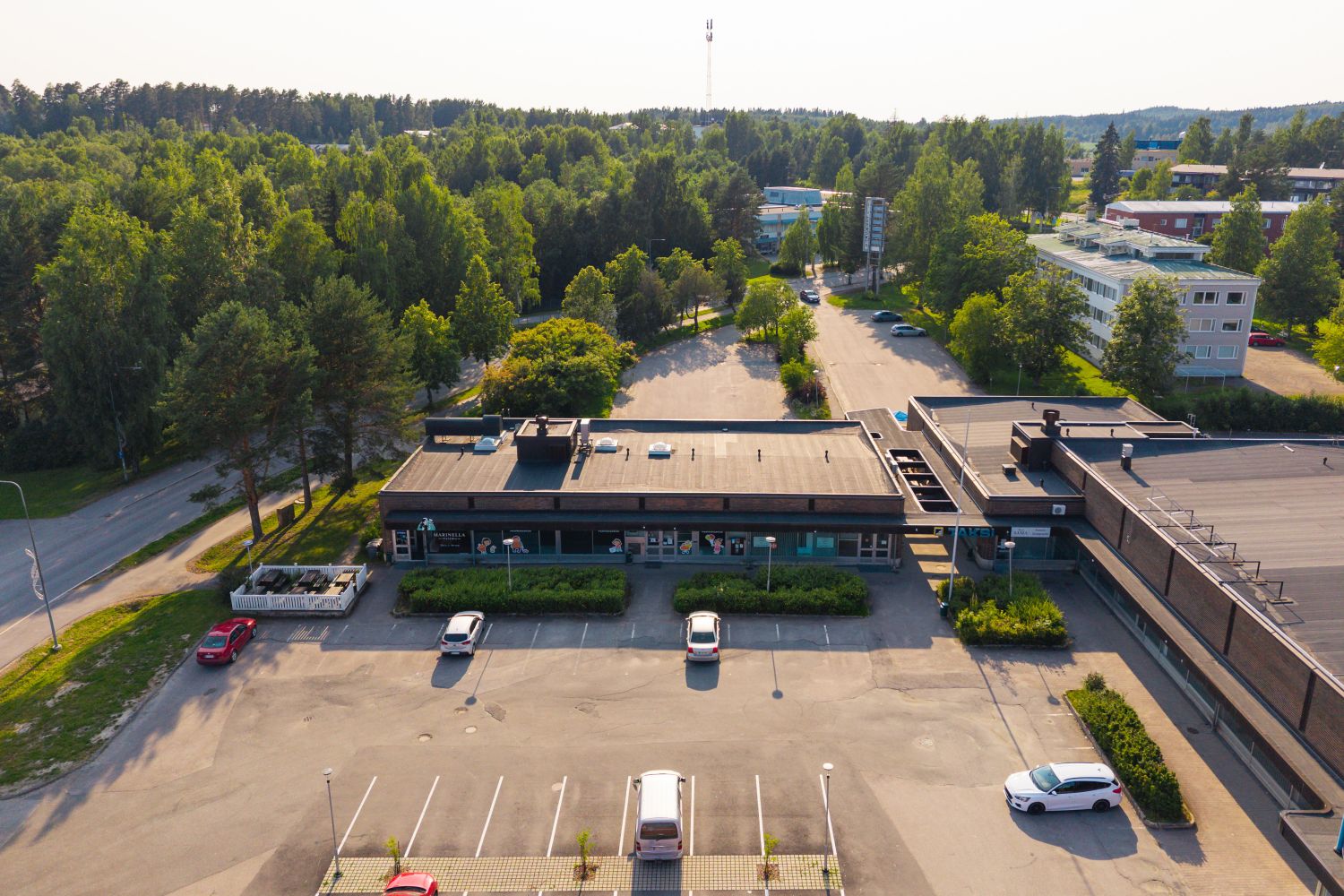 Aivan Muuramen keskustassa heti vapaata liike-/toimistotilaa - Huippunäkyvällä paikalla!Liiketilaa hyvällä sijainnilla ja helpolla saavutettavuudella Muuramesta. Tila soveltuu niin avokonttoriksi, kuin esimerkiksi myymäläksi tai toimitilaksi. Se on huonejaoltaan toimiva ja pinnoiltaan siistissä ku...