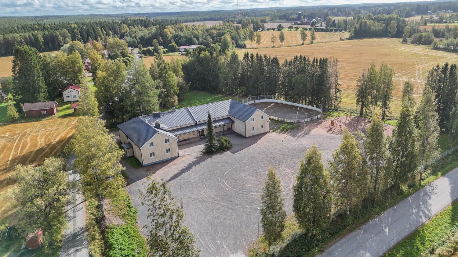 Myydään nettihuutokaupalla entinen Kyynärjärven koulu!Noin 7260 neliön tontilla (määräala ja tila) sijaitseva 1920-luvulla valmistunut ja 1950-luvulla laajennettu koulurakennus. Rakennuksen käyttöluokka Yleissivistävien oppilaitosten rakennuksetRakennuksessa tiloja kolmessa eri kerroksessa...