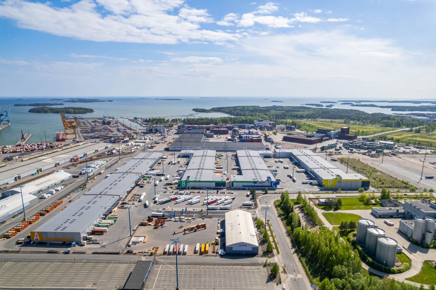 Vuokrataan varastotila, jonka vapaa korkeus on hieman yli 6 metri&auml; ja lattiakantavuus 4 000 kg/m&sup2;. Varastos...