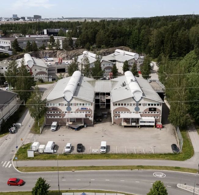 Hyväkuntoista, siistiä tuotanto, varasto, toimisto, näyttelytilaa hyvien liikenne yhteyksien varrelta.