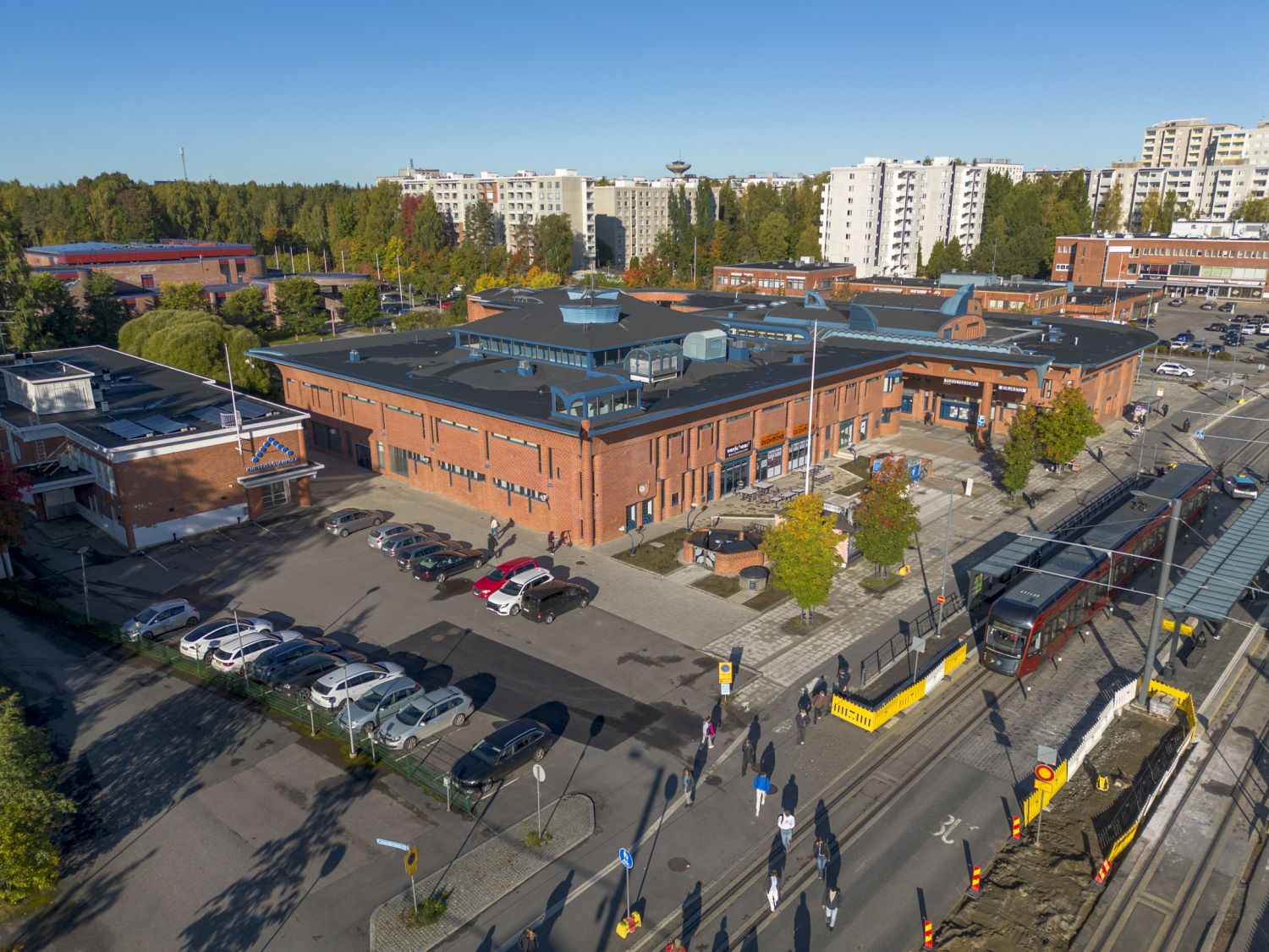 Vuokrattavana monipuoliset ensimmäisen kerroksen toimitilat erinomaisella sijainnilla Hervannan keskustassa. Tilat sovel...