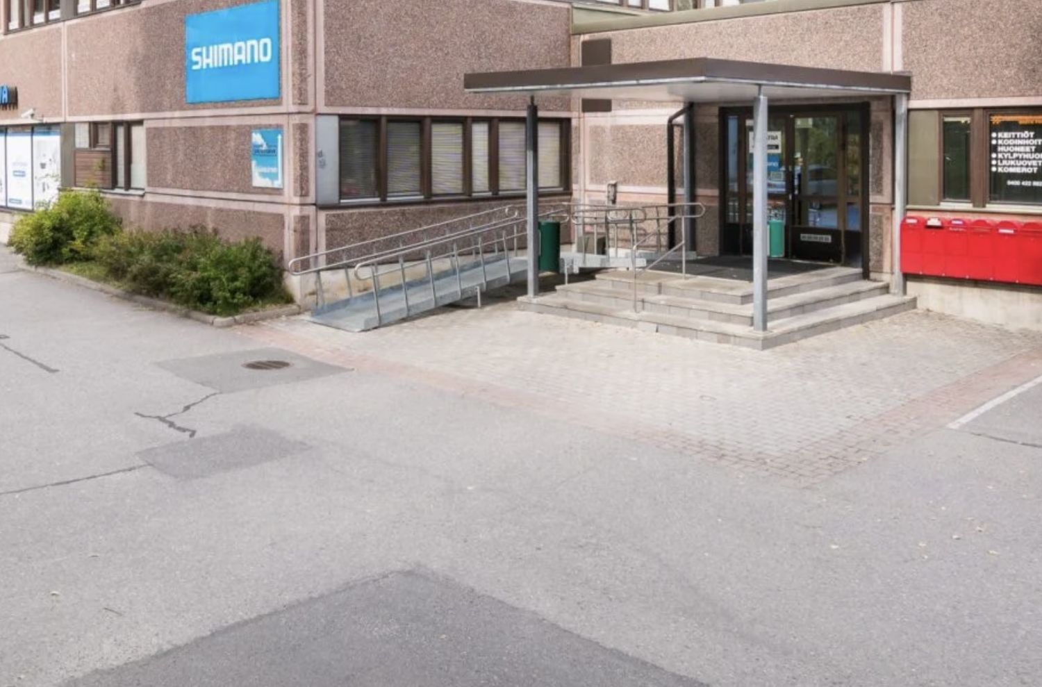 Vantaan Varistossa 102m2 varasto/ näyttely/ kevyeen tuotantoon sopivaa tilaa vapaana.