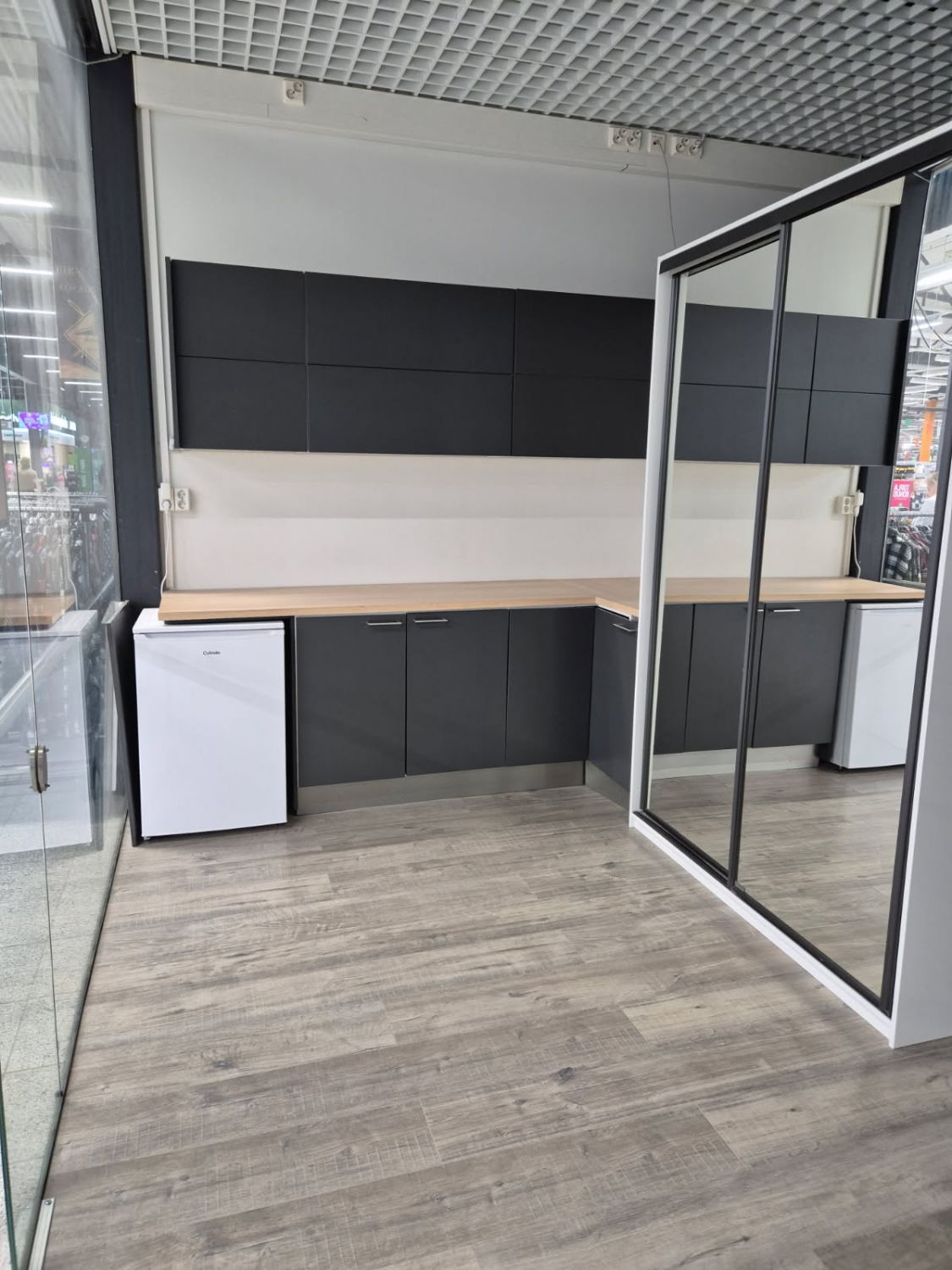 Vuokrataan 60,5m2 liiketila Prisma Hämeenlinna-kiinteistöstä. Vuokranantaja poistaa tarvittaessa liiketilassa olevat las...