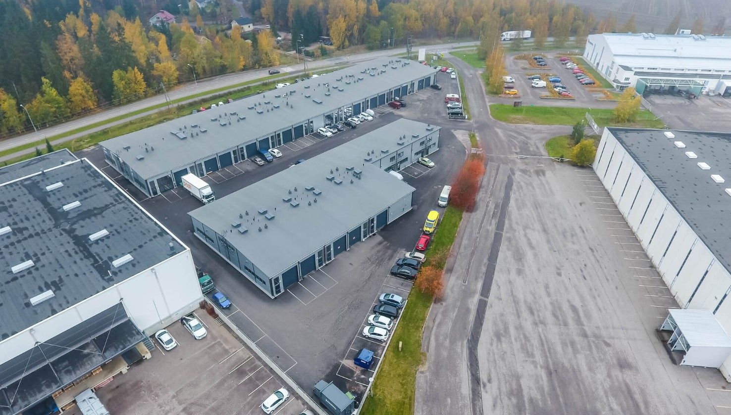 Sisäänajettava tuotantotila, joka koostuu tilanumerot pohjakuvassa tilat B37-38, sekä toimisto B52 100m2. Tiloissa on 3 ...
