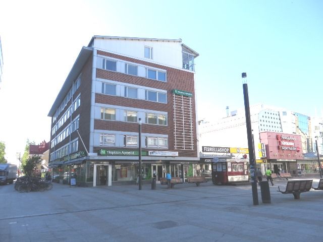 Vuokrataan Isokatu 27 B 16, 90100 Oulu,104 m2 5. kerroksen toimistohuoneisto.Rakennuksessa on hissi ja sisääntulo Autosaaren puoleisen päädyn portista ja portissa on ovisummeri.Huoneistossa on 3 toimistohuonetta, iso avotila sekä keittiö/neuvottelu/kahvitila.Sisääntuloaulan vieressä serverihu...