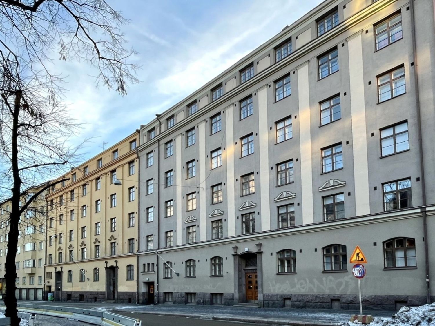 Iso varastotila/autotalli