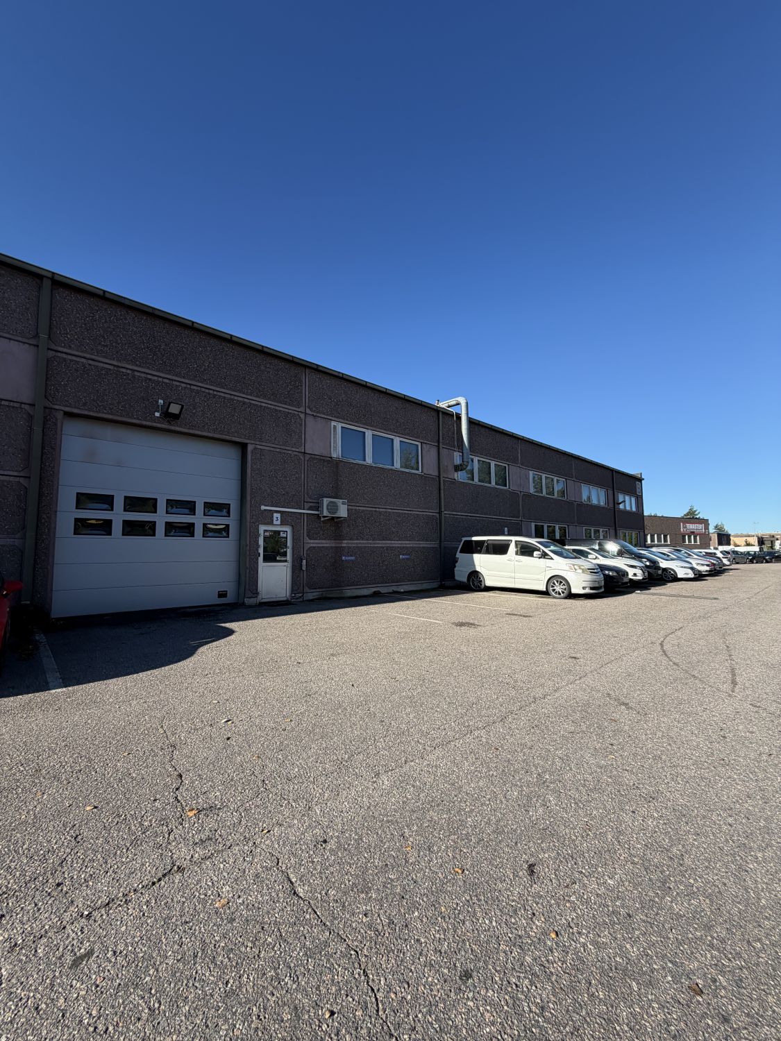 Vuokrataan Tuusulan Sulan alueelta vapautuva korkea autohalli/työtila/varastotila. Soveltuu hyvin esim. autoharrastajille tai varasto/työtilaksi. 5 merkittyä parkkipaikkaa.Tilat ovat vuokrattavissa 1.12.2026 eteenpäin.Soita ja kysy lisää. Nico Björkbacka - 0400 415 909