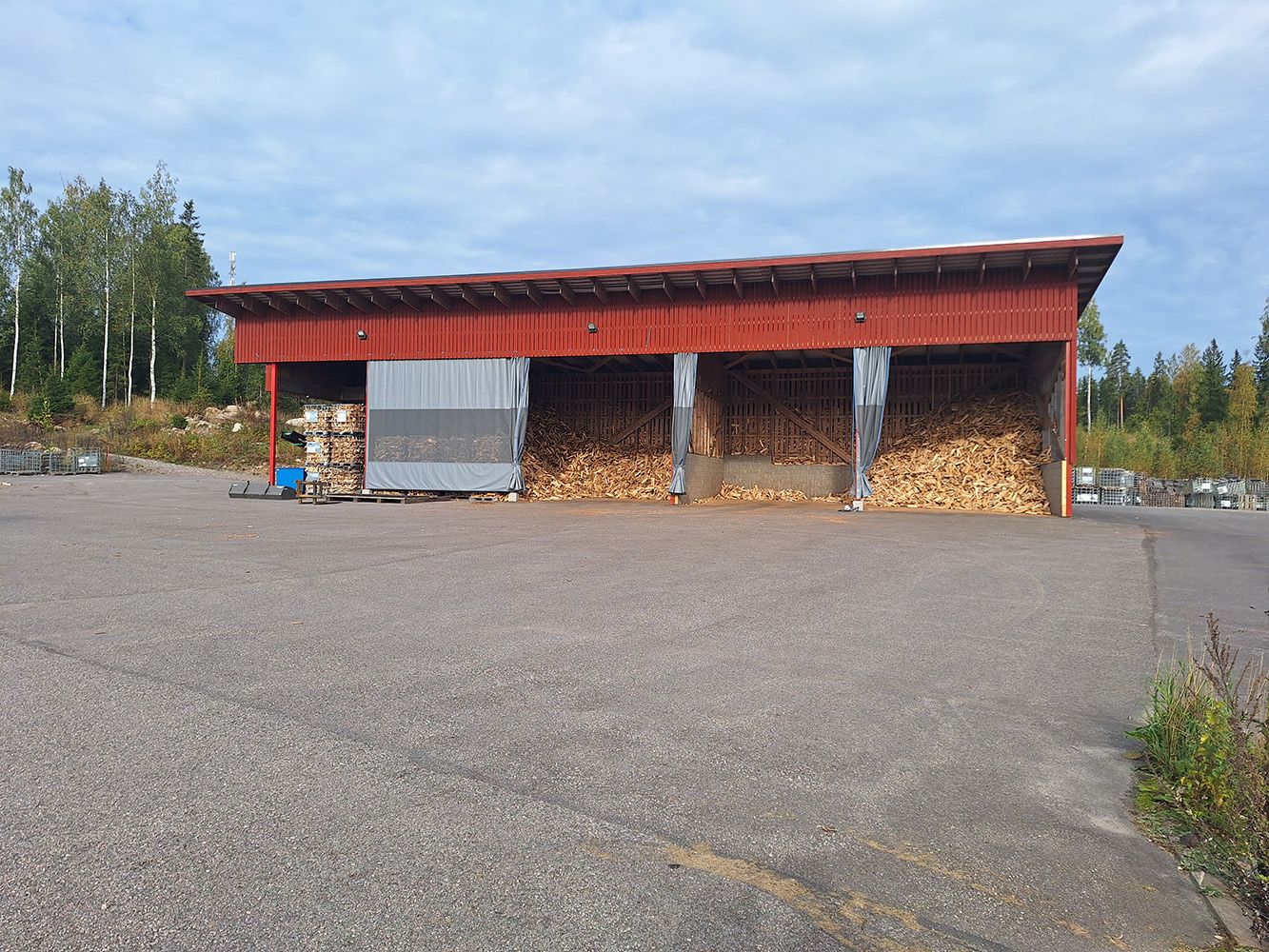 Korkea katos ja toimisto Nurmijärvi