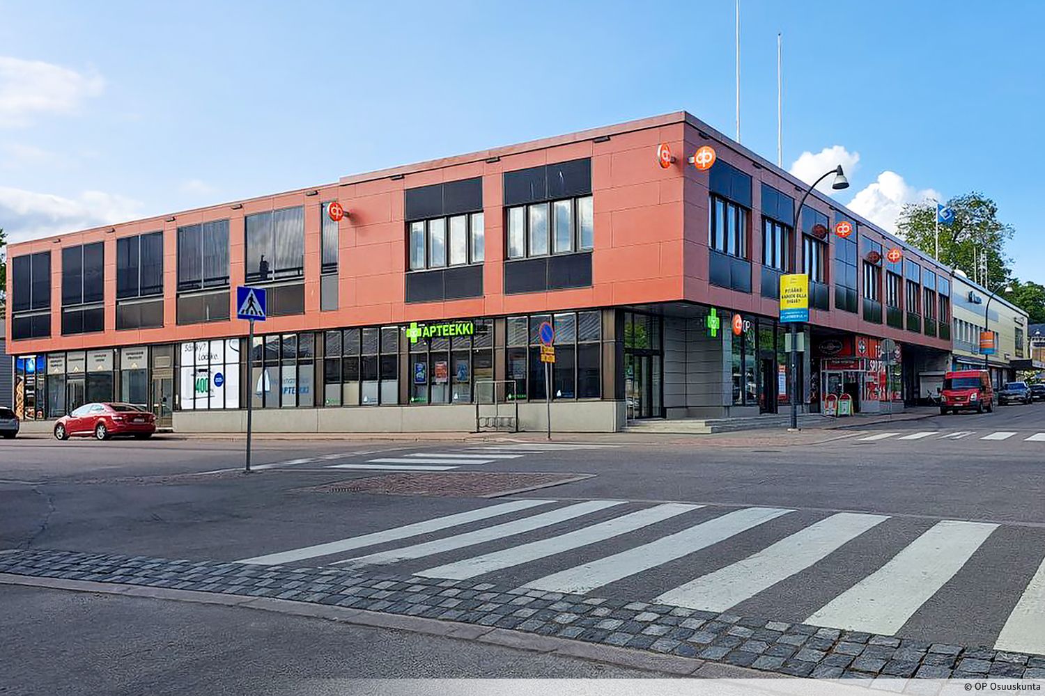 Moderni ja täysin remontoitu toimitila vilkkaalla paikalla, Haminan torin laidalla. Tila jakautuu kahteen tasoon: katutaso on 156 m² ja alakerta 78 m². Nykyisessä muodossa tila on avokonttoria, mutta pohjaratkaisu on helposti muokattavissa myös avoimeksi myymälätilaksi. Kiinteistössä on tehty mittav...