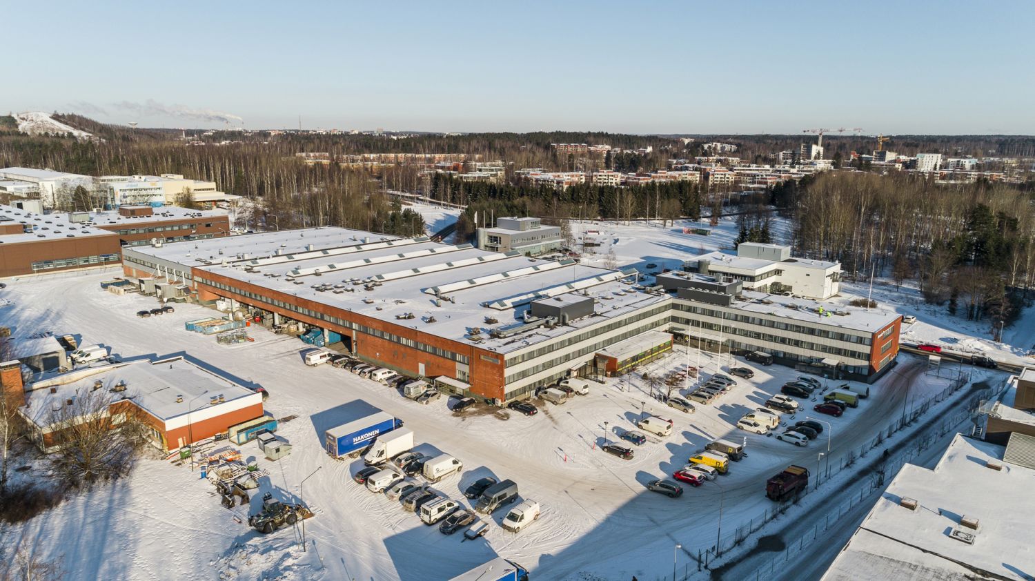 Vuokrattavana 2. kerroksen 732 m2 toimistotila. Tällä hetkellä jaettu huoneisiin mutta mahdollista saada avointa ja valo...