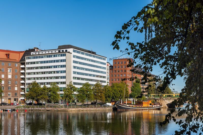 Erinomaisella sijainnilla Pitkänsillan kupeessa 8. kerroksen toimisto, josta merinäkymät Kaisaniemen suuntaan.