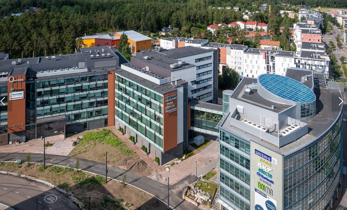 Vuokrataan moderni koko kerroksen kattava tilakokonaisuus toisesta kerroksesta. Tila käsittää monitilaa useilla työhuone...