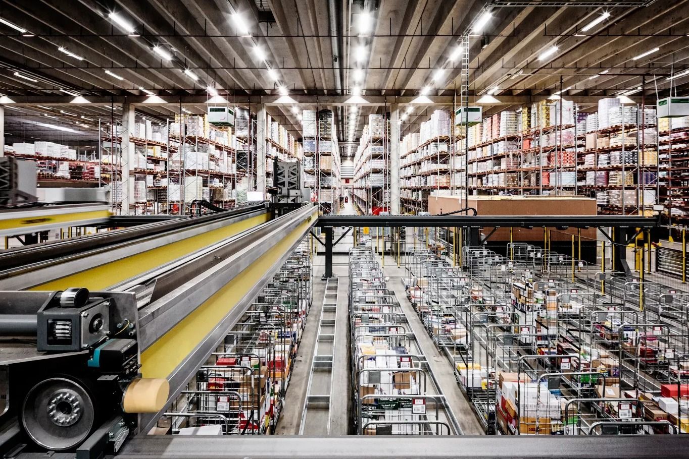 Nyt vuokrattavissa suuri varasto ja logistiikkatila Keravalta. Tila on valmiiksi hyllytetty ja korkeutta löytyy jopa 7metriä. Lisäksi tilasta löytyy runsaasti lastaustaskuja, 2000kg/m2 lattiakantavuus, kuormasiltoja sekä automaattiset nosto-ovet. Logistiikkakeskus, osoitteessa Tervahaudankatu 7, k...