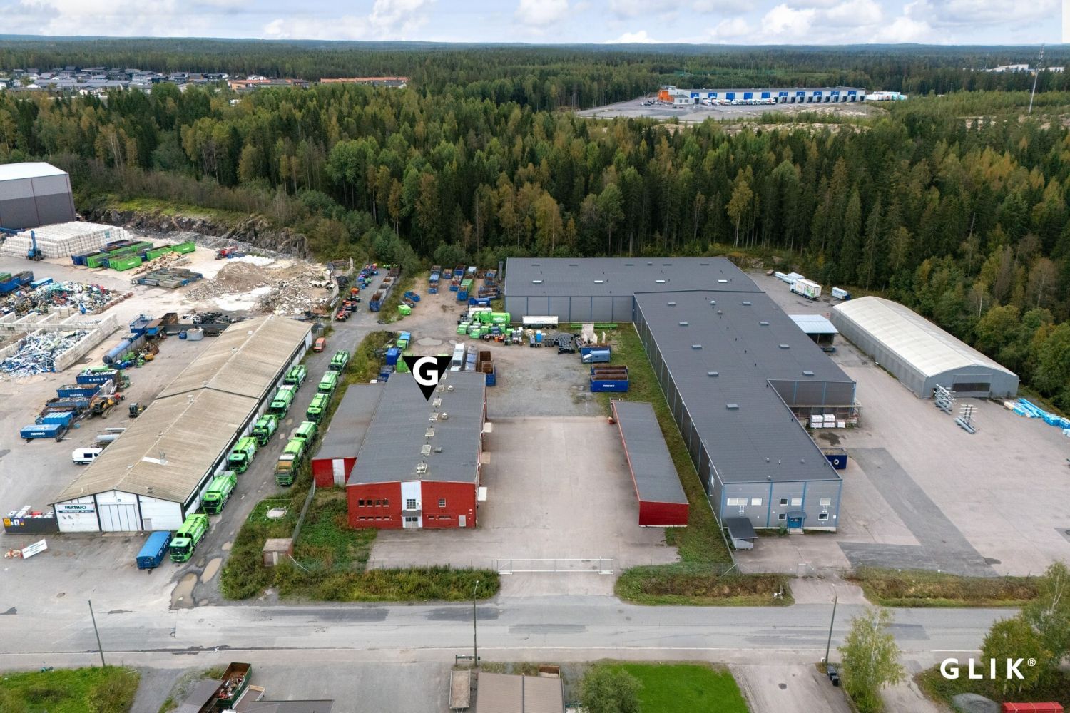 Hyvä käyttöpiha-alue ja katosrakennus
