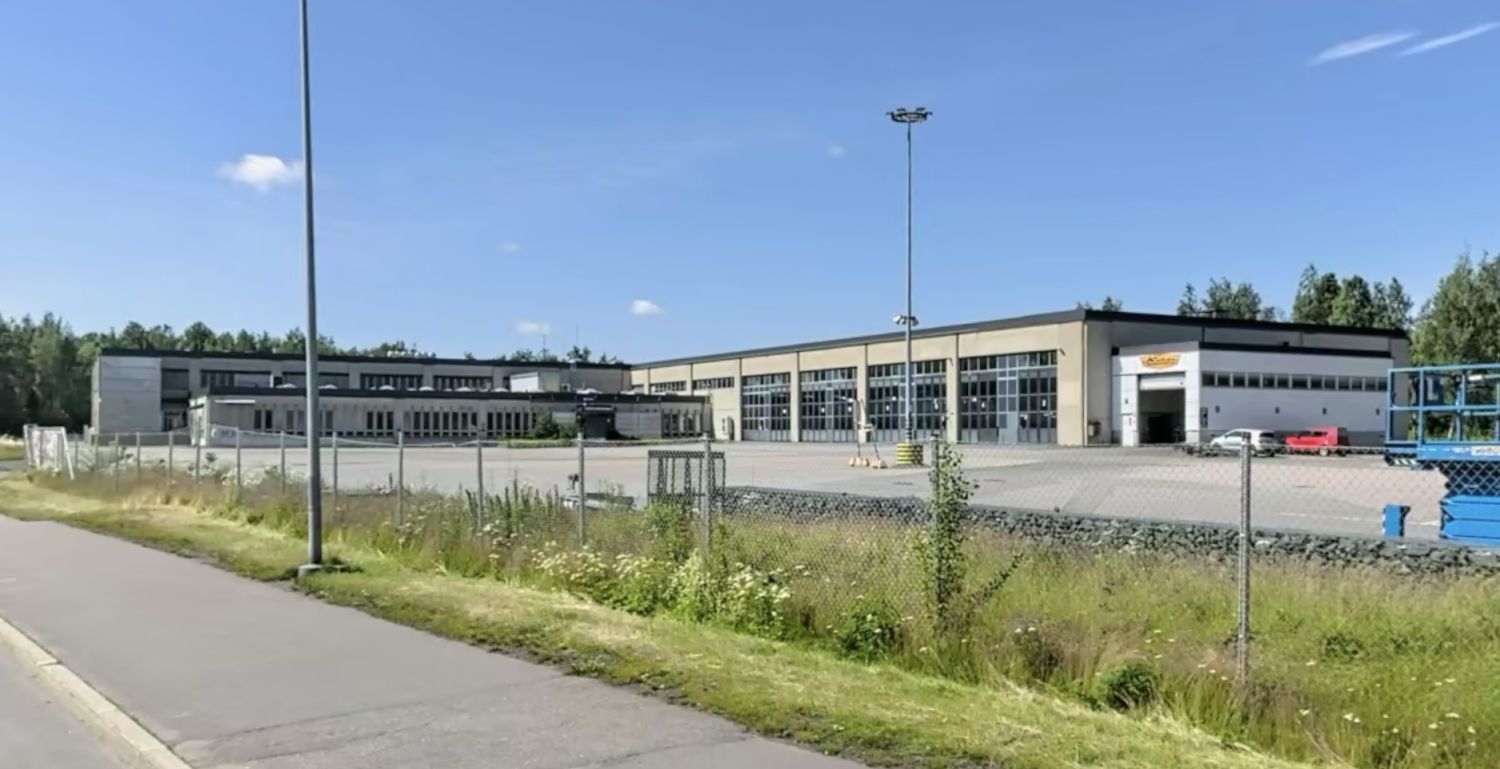 Raskaan kaluston tuotanto-, huolto- ja toimitilakokonaisuus laajalla aidatulla piha-alueella Helsingin Konalassa.