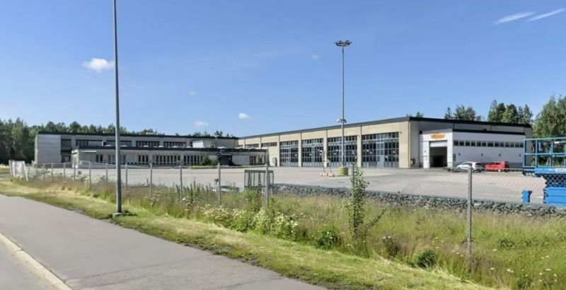 Raskaan kaluston tuotanto-, huolto- ja toimitilakokonaisuus laajalla aidatulla piha-alueella Helsingin Konalassa.