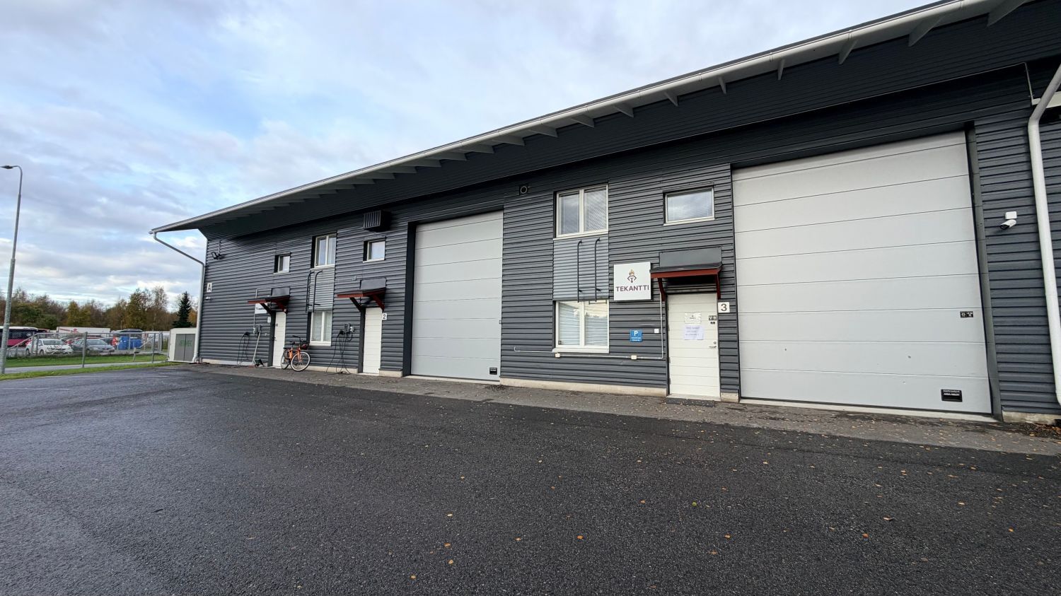 Vuokrattavana Halli/Tuotantotila 216,50 m2 Ruskossa

Ensimmäisessä kerroksessa  lämmintä nosto-ovellista hallitilaa, toi...