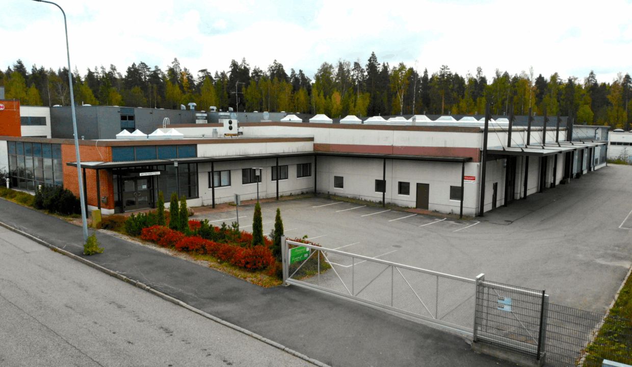 1300m2 varastotila on n.5,5m korkeaa , 2 isoa ovea, viereinen varastotila n. 1300m2  (n.5,3-5,9m) mahdollisuus yhdistää ...