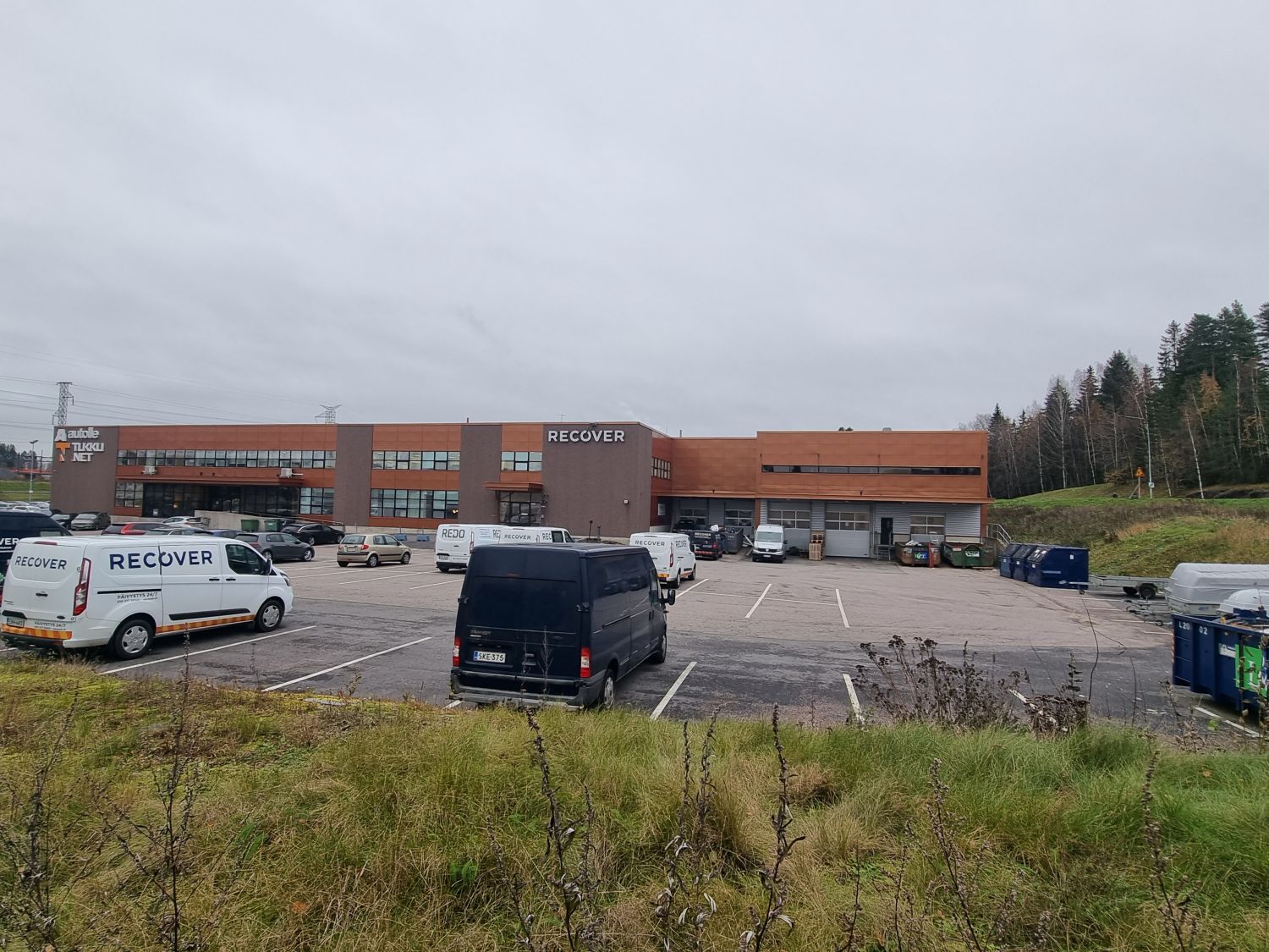 Vuokrattavien tilojen edustalla yli 1000m2 pihatila.