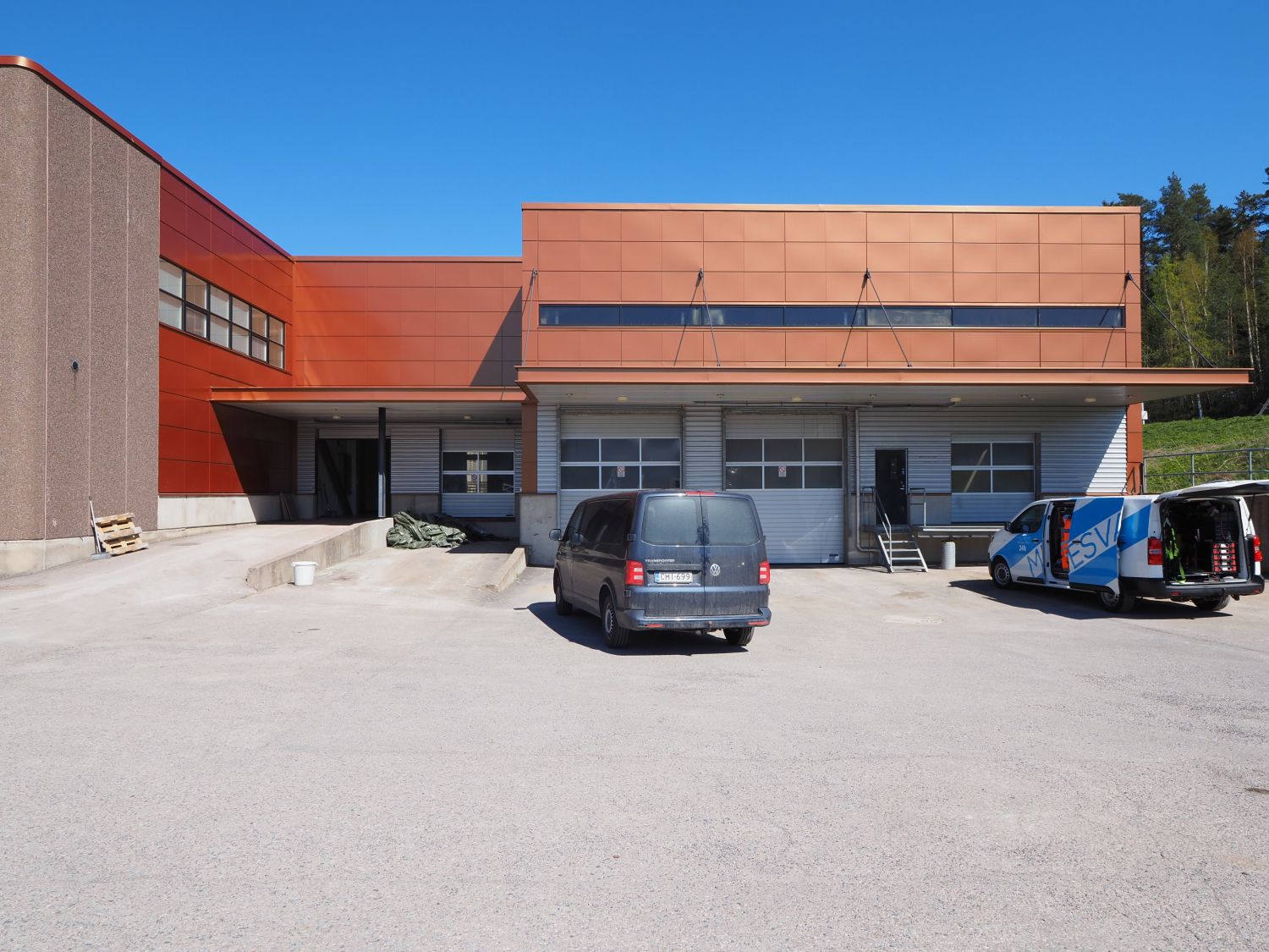 n. 650m2 korkea lastauslaiturillinen ja sisäänajettava varastotila yli 1000m2 pihatilalla Kehä 3:lta!