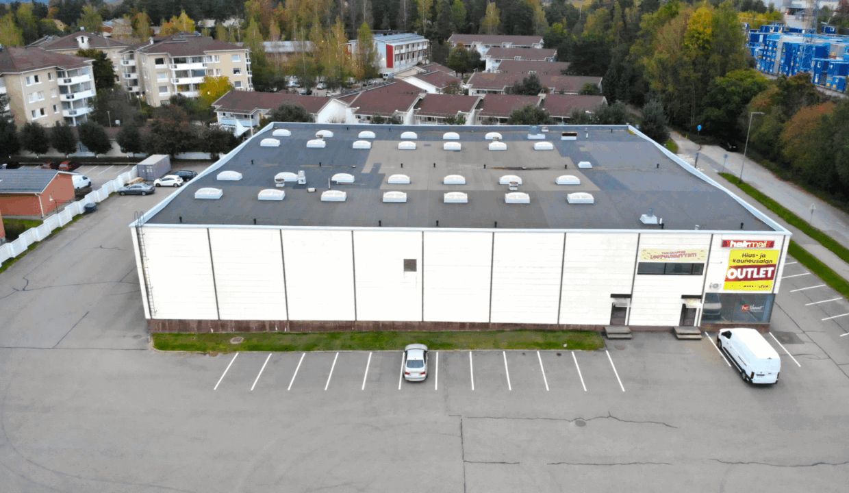 Vuokrataan n. 1700m2 korkeaa varastotilaa n.( 6,3m), yhteys myös valoisaan näyttelytilaan n. 413m2 . Lastauslaituria ja ...