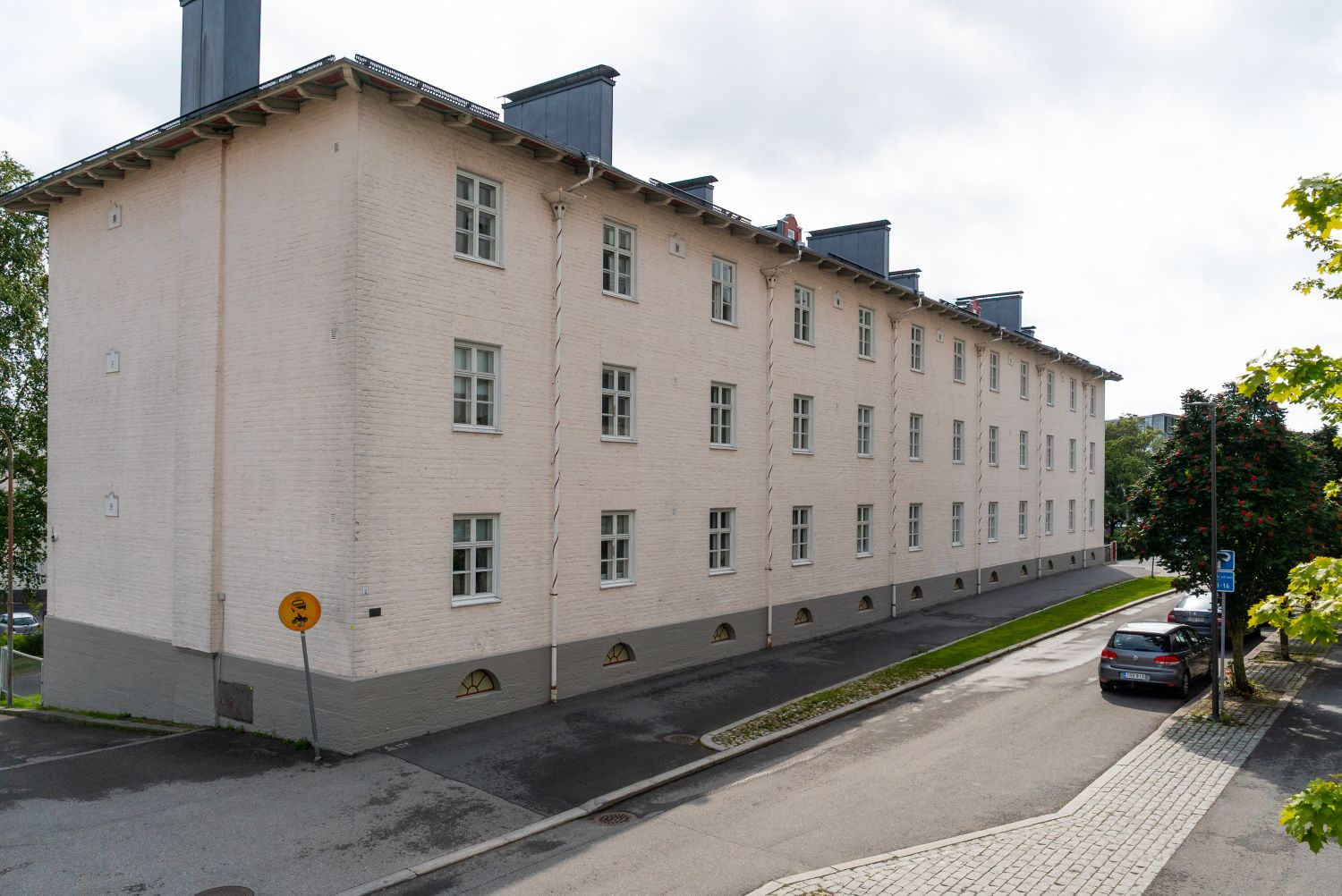 Perustarpeet täyttävä fiksu toimistohuone nuoren Alvar Aallon suunnittelemasta Aira-talosta!

Aira-talo on Jyväskylän ra...